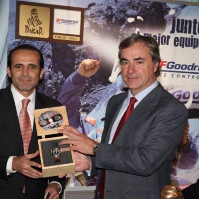 Carlos Sainz recibiendo «El Mosca»